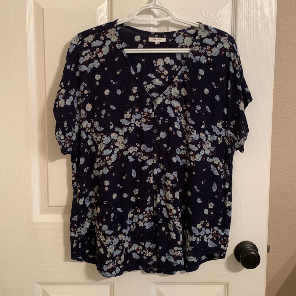 Maurice’s gently used short sleeved shirt